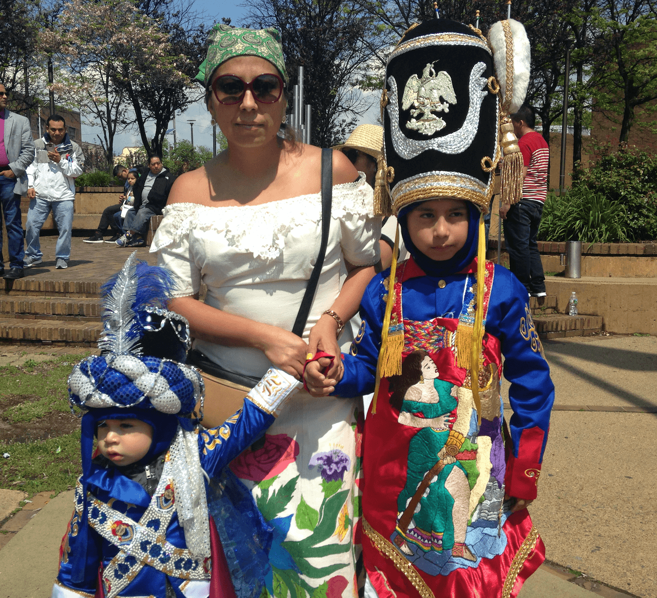 Denis Morales junto a sus herederos, Leonardo y Fernando.