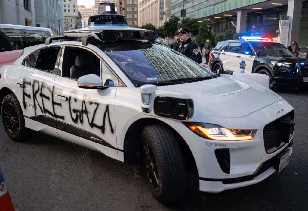 Activistas marcharon e hicieron pintas este domingo en San Francisco en protesta contra las ganancias empresariales, el daño al medio ambiente, las malas condiciones de trabajo y la guerra entre Israel y Hamás.