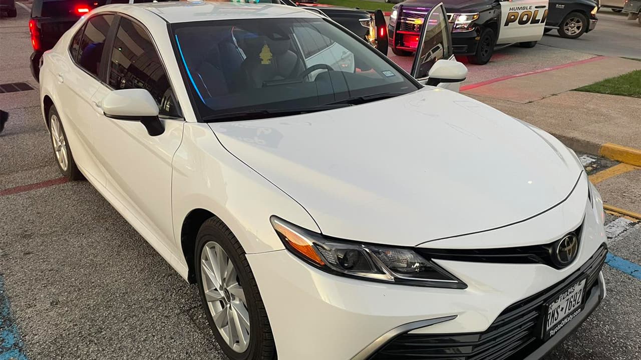 La mujer, de quien no se reveló su identidad, acordó con un comprador venderle este Toyota Camry 2022 por 10,000 dólares.