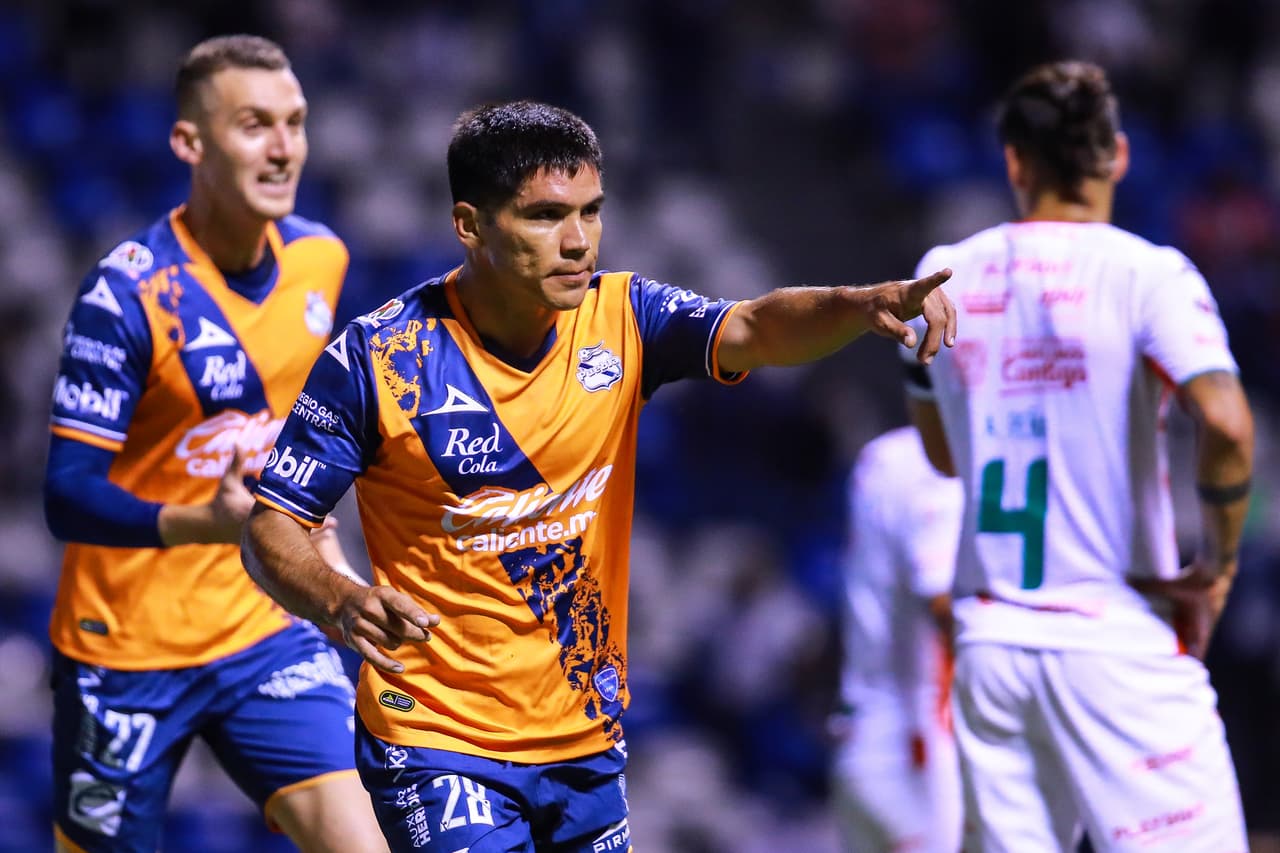 Necaxa evitó la derrota en el inicio de la Jornada 9 ante Puebla con un gol tardío de Agustín Oliveros que silenció el Estadio Cuauhtémoc. La Franja inició ganando con un tanto de Martín Barragán al minuto 15. Pero Facundo Batista encontraría el empate en el amanecer del segundo tiempo. Después Jordi Cortizo daría la vuelta para Puebla con un golazo que fue opacado por la acción de Oliveros.