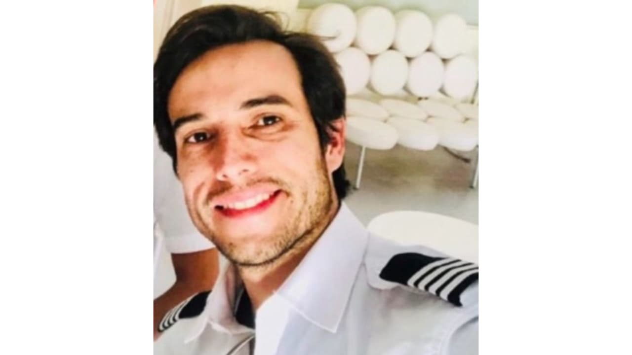 Un instructor de vuelo que saltó de un avión al vacío y dejó a una alumna a la que estaba enseñando a pilotar la aeronave para que aterrizara sola