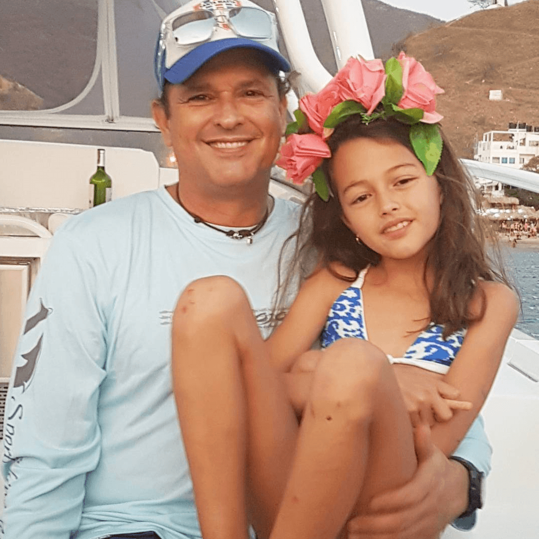 En la ciudad que lo vio nacer, Santa Marta, Colombia, Carlos Vives estuvo de paseo con su hija Elena.