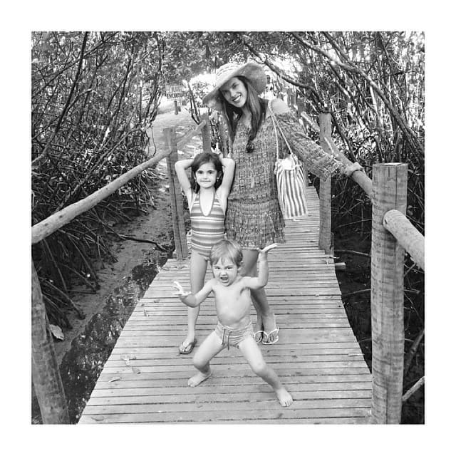 Sus hijitos estan con ella en Río.