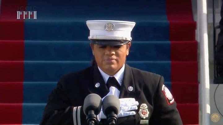 Orgulloso de ver a la Capitán de Bomberos de la ciudad de South Fulton, GA, Andrea Hall, liderar el Juramento a la Bandera en la histórica ceremonia inaugural de hoy. #GA13. Escribió en su cuenta en Facebook el congresista David Scott