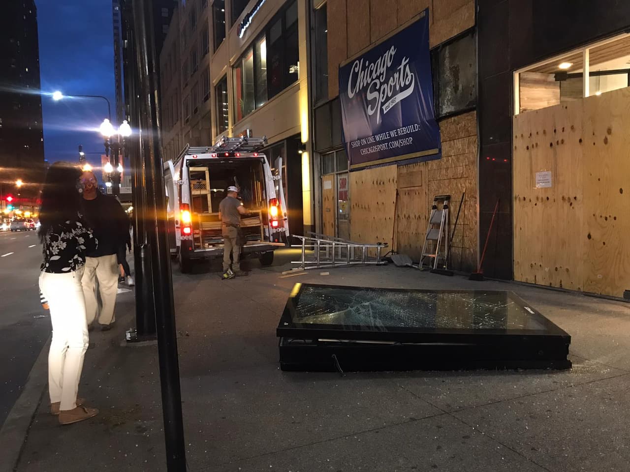 Nuevamente destruida por choque violento una tienda en la calle Michigan acabado de renovar después de los saqueos