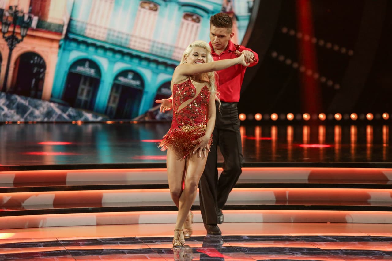 El cantante se enfrentó a Sherlyn en un reto de baile regional mexicano. Lamentablemente lo perdió.