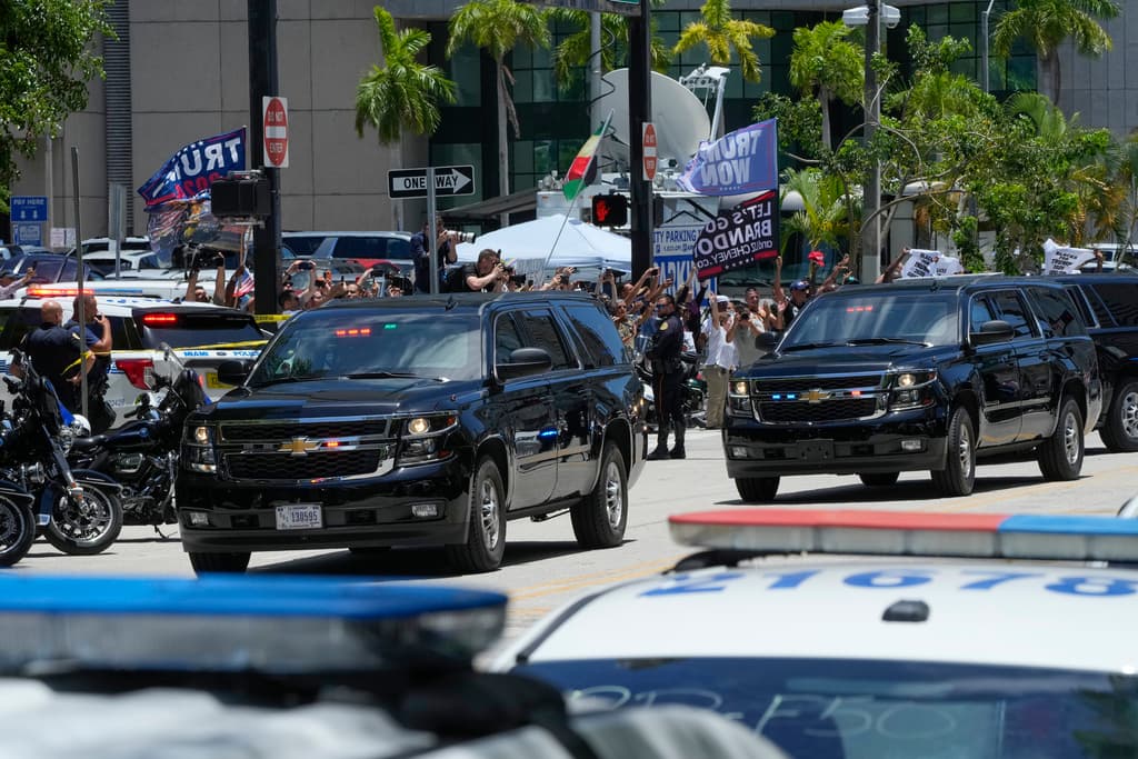 La caravana con Trump llega a la corte federal de Miami.
