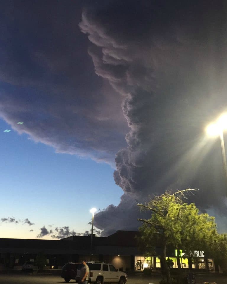 El NWS explica que muchos tornados comienzan como nubes embudo, pero muchas de éstas nunca tienen contacto con tierra o agua. Aunque un tornado no necesariamente necesita tener asociado un embudo de condensación, cuando hay fuertes vientos ciclónicos se puede producir con facilidad.