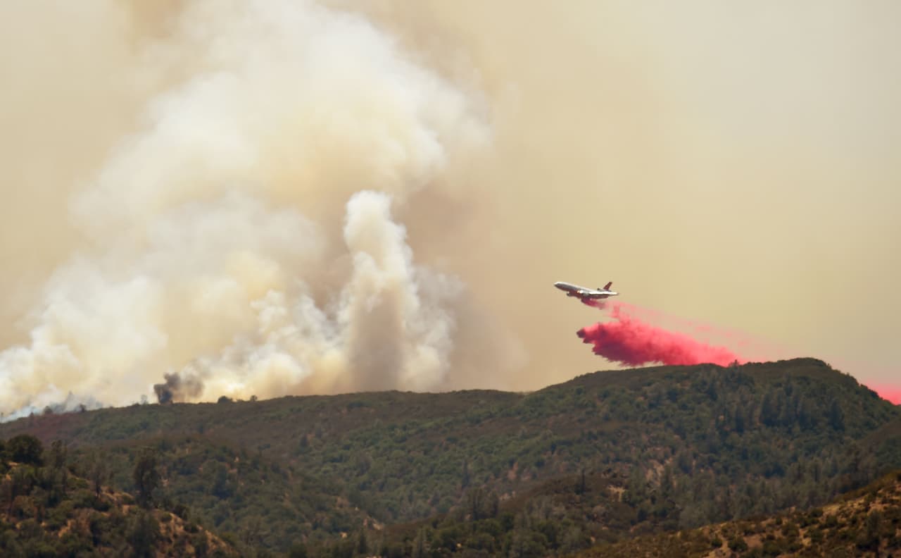 Las autoridades han advertido que las peligrosas condiciones del clima (mezcla entre humedad, fuertes vientos y altas temperaturas) podrían avivar más las llamas.