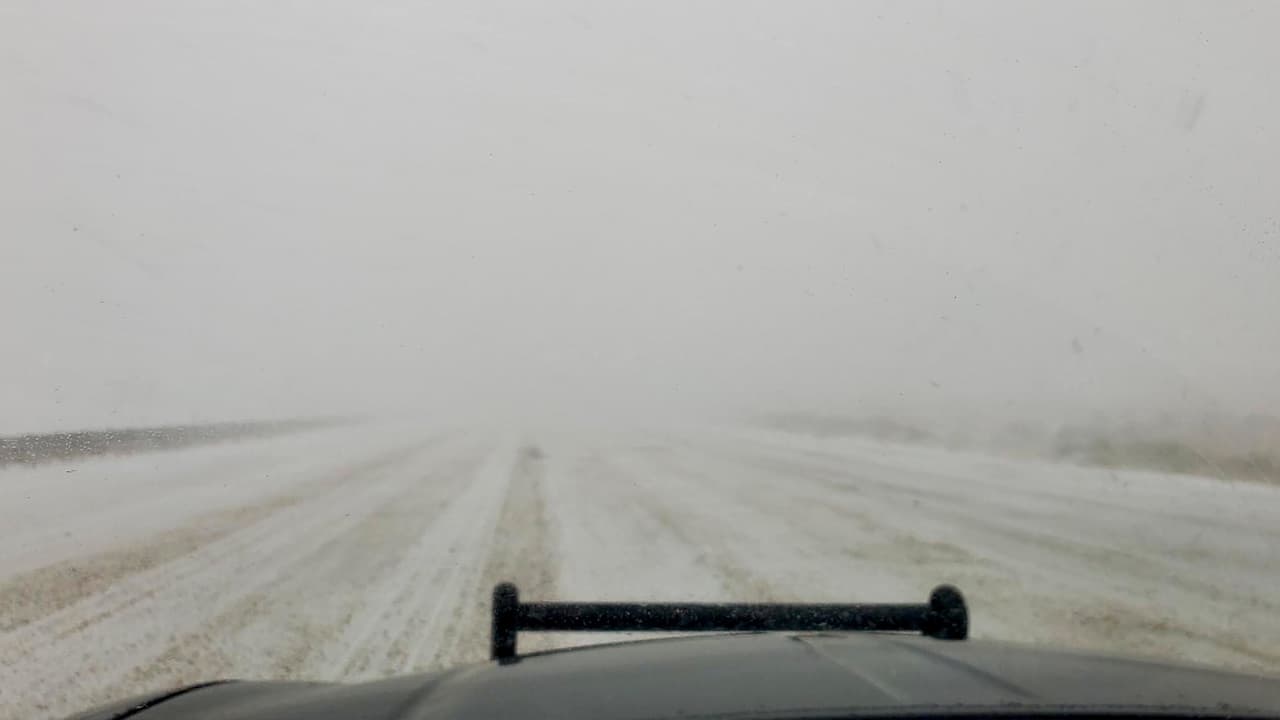 Mantienen cierre de autopista 5 a la altura de Grapevine debido a tormenta de nieve