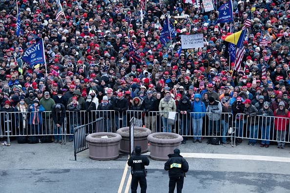 La gente espera este 6 de enero en el National Mall fuera de un perímetro de seguridad para un mitin de partidarios del presidente de los Estados Unidos, Donald Trump, desafiando los resultados de las elecciones presidenciales de los Estados Unidos de 2020.
