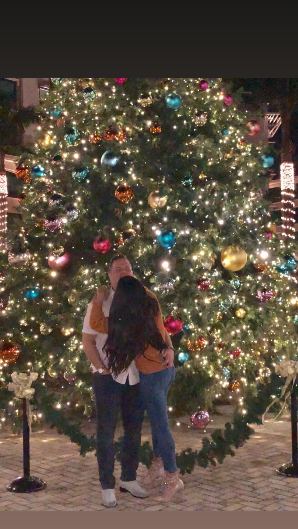 También se ha dado a la tarea de agregar nuevos momentos, como esta imagen compartida en sus Stories de Instagram, dando un efusivo abrazo a Francesco Zampogna, su prometido, al pie de un árbol de Navidad. La pareja ya no oculta su amor y qué mejor que esta época decembrina para demostrarlo.