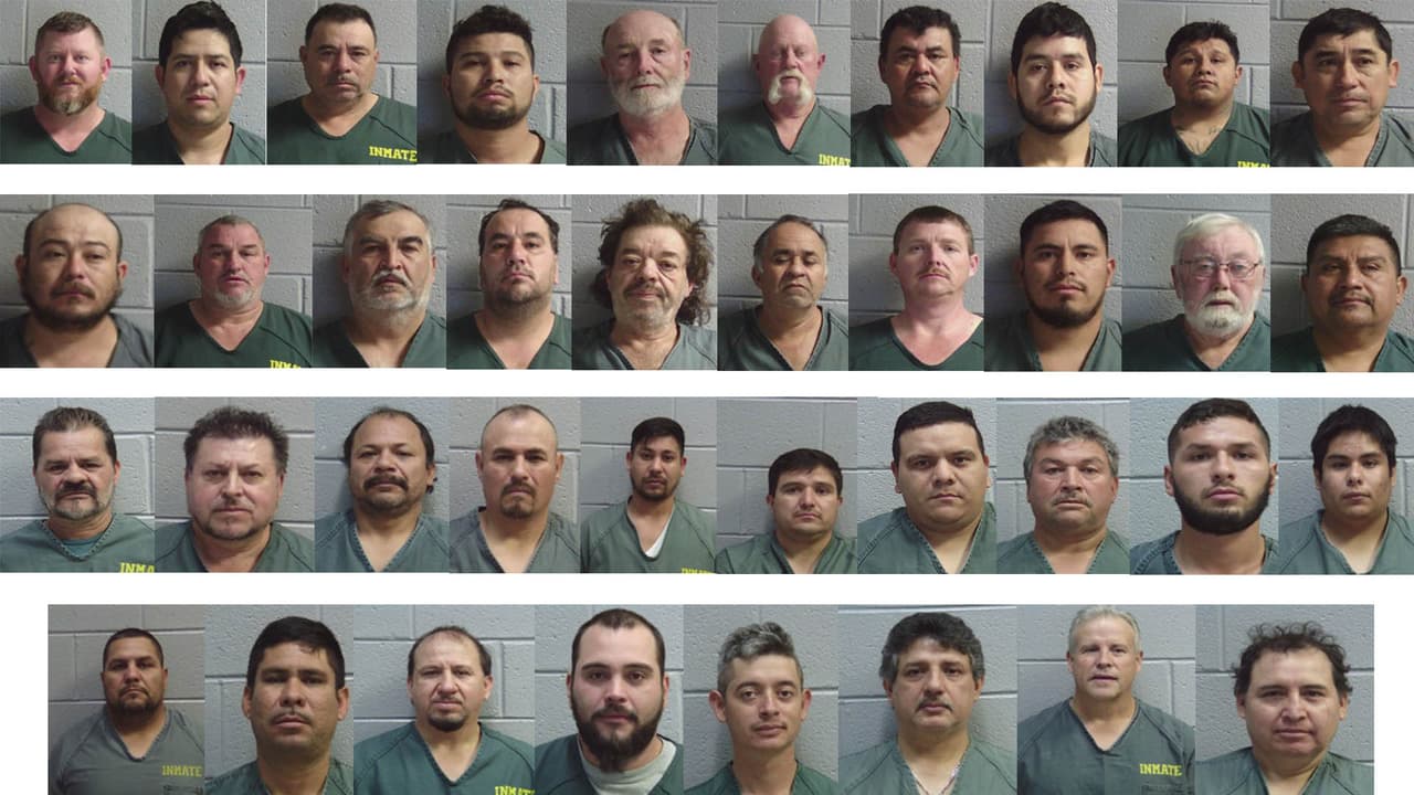 Los detenidos, entre los que figuran 32 de origen hispano, han sido acusados de crueldad animal agravada y el delito criminal de apuestas comerciales, dijo este viernes a
<b><a href="http://www.univision.com" target="_blank">Noticias 34 Atlanta</a></b> el mayor Jim Wallen, vocero de la
<b><a href="https://www.lincolncountyga.com/sheriff" target="_blank">Oficina del Alguacil del condado de Lincoln</a></b>.