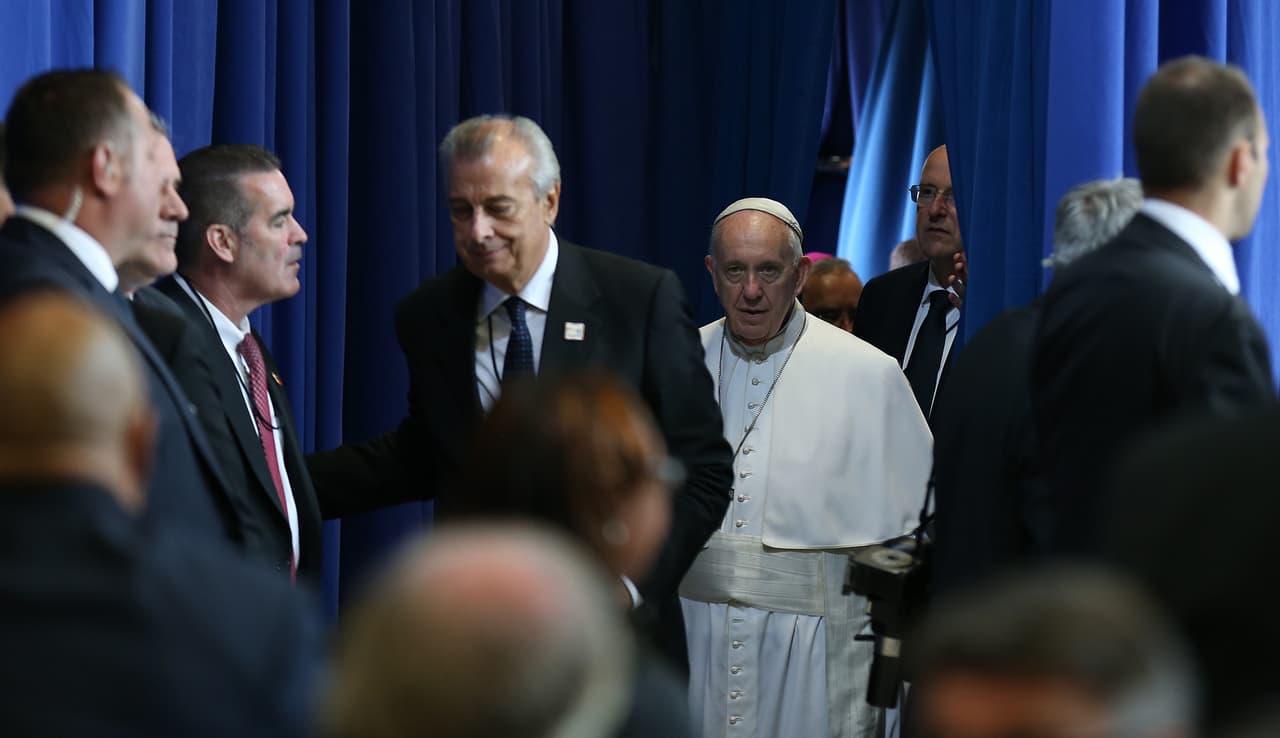 Este momento de saludos generó tanta emoción entre los reos que dos de ellos, sentados al final de la sala, dieron de forma espontánea un abrazo al papa, gesto que acogió con gusto Bergoglio y arrancó los aplausos del resto de los reos, así como de los guardias del penal y agentes del servicio secreto.