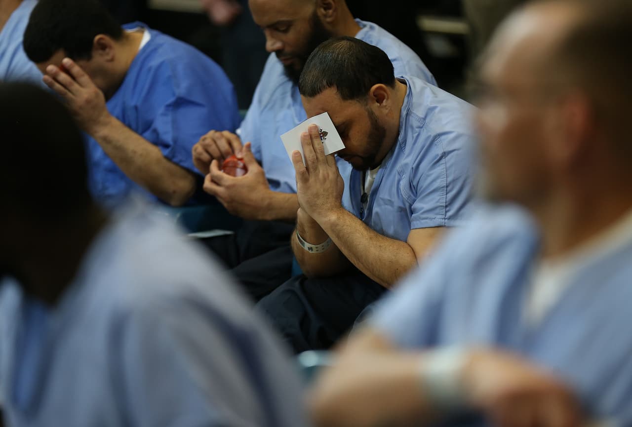 Cuando entró al gimnasio de la prisión donde se celebró el evento, el papa recibió los aplausos de los presos, les lanzó un beso y les dio las gracias por recibirle "en un momento difícil, cargado de tensiones. Un momento que sé que es doloroso no solo para ustedes, sino para sus familias y para toda la sociedad".