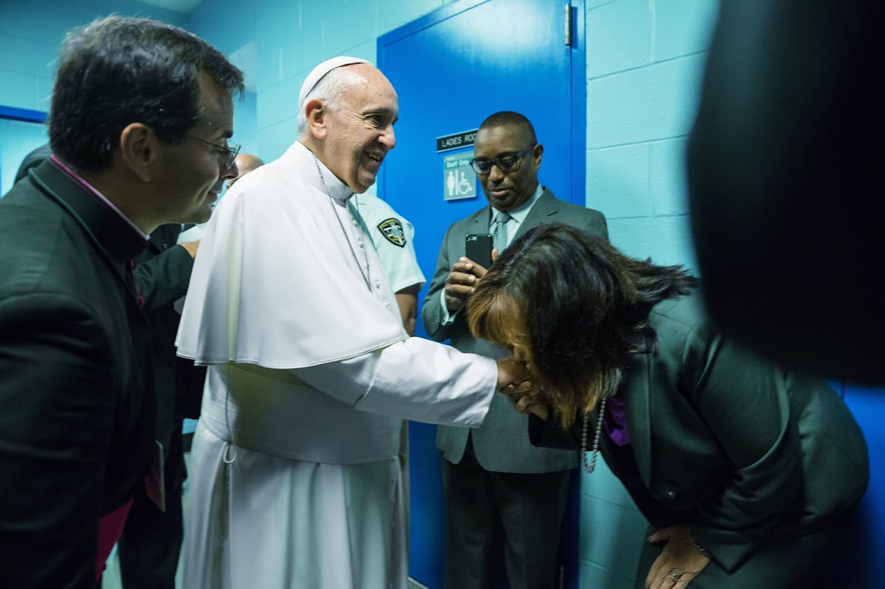 Pero Francisco dijo que esa reinserción no sólo es por parte de las autoridades sino que "todos formamos parte".