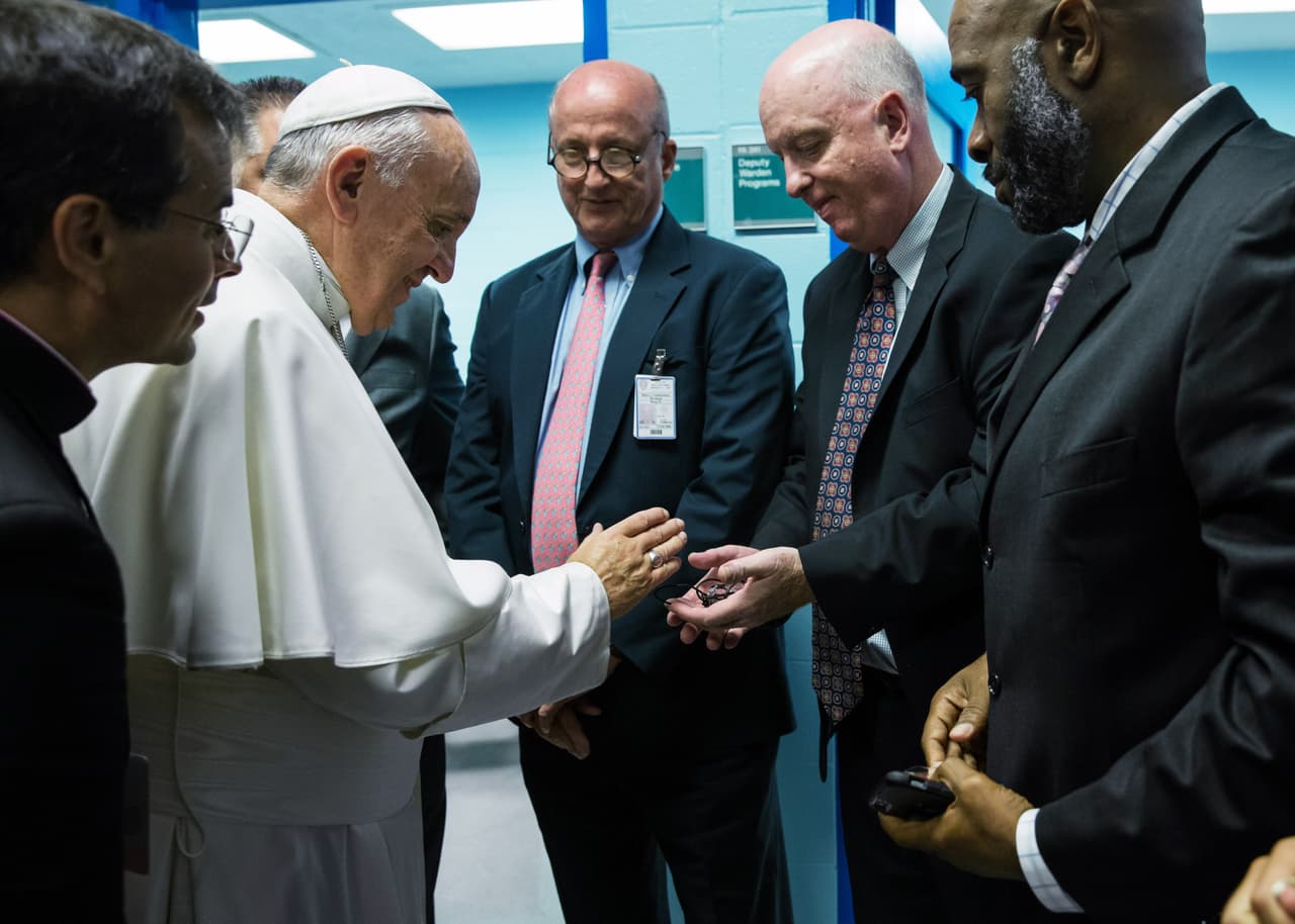 Y agregó: "Este momento en su vida -comentó a los internos- sólo puede tener una finalidad: tender la mano para volver al camino, tender la mano que ayude a la reinserción social".