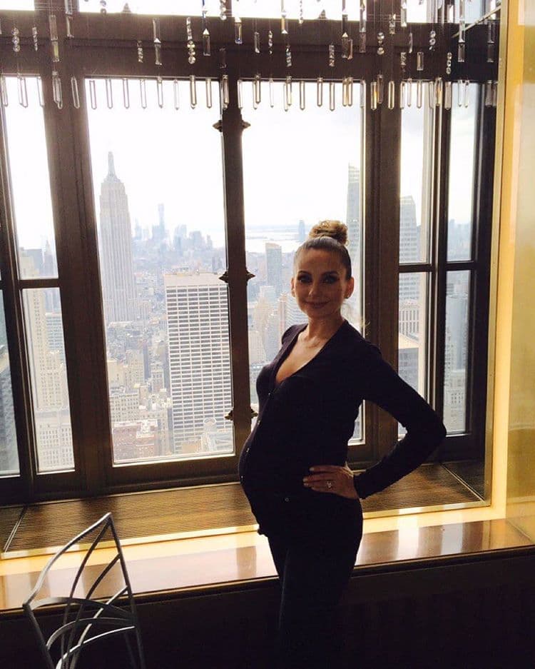 La pancita de Elizabeth Álvarez ha crecido muchísimo y se encuentra gozando de su embarazo desde Nueva York.