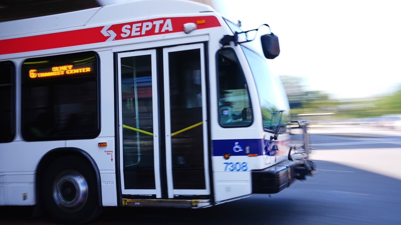 Hallan a dos mujeres asesinadas en casa incendiada; sospechoso de atrinchera en autobús de SEPTA