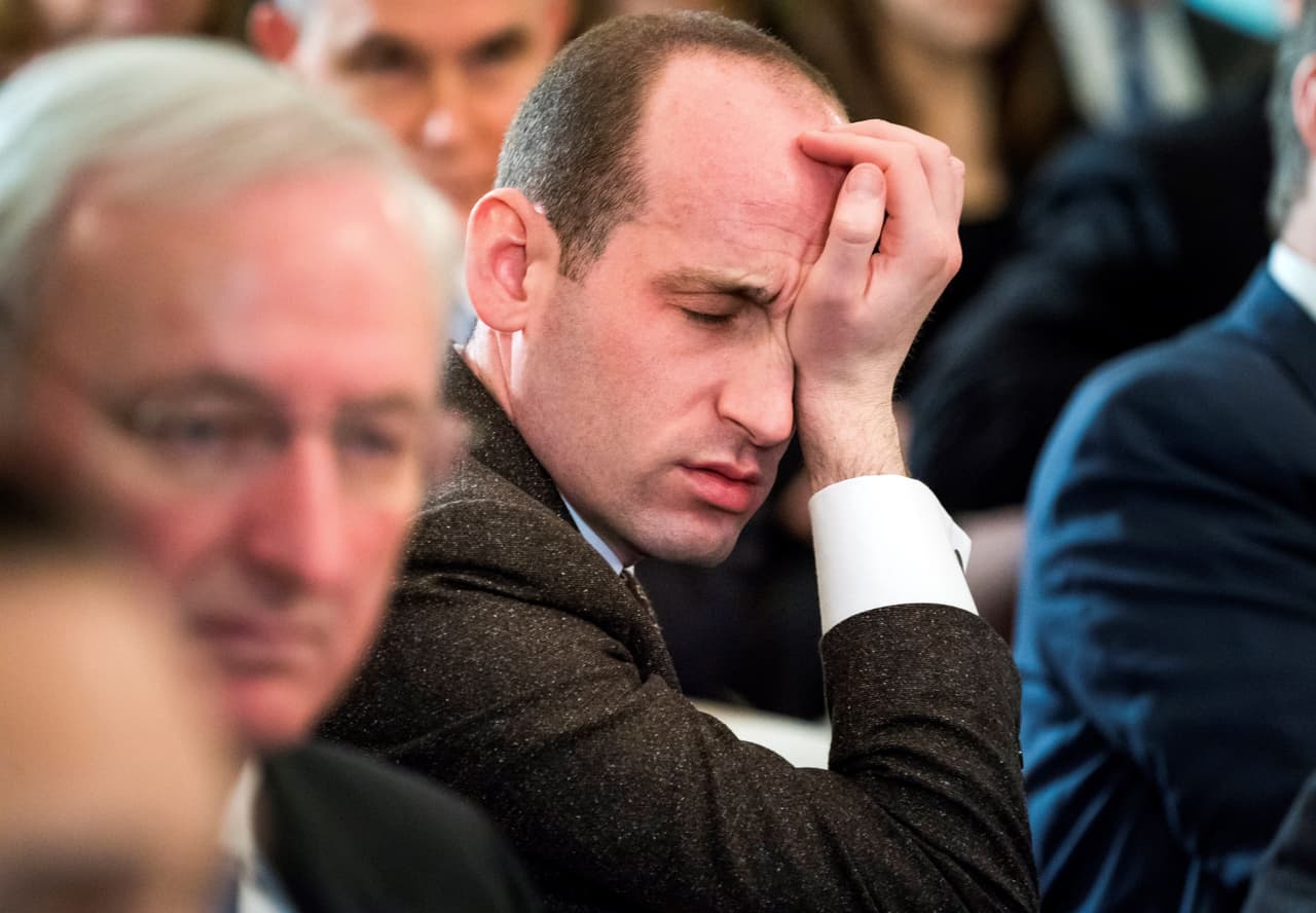 JL01. WASHINGTON (ESTADOS UNIDOS), 26/02/2018.- El asesor en inmigración del presidente, Stephen Miller, duerme mientras el presidente estadounidense, Donald Trump, ofrece un discurso sobre cómo combatir los tiroteos masivos en institutos, durante una reunión con los gobernadores en la Casa Blanca de Washington DC (Estados Unidos) hoy, 26 de febrero de 2018.EFE/ Jim Lo Scalzo