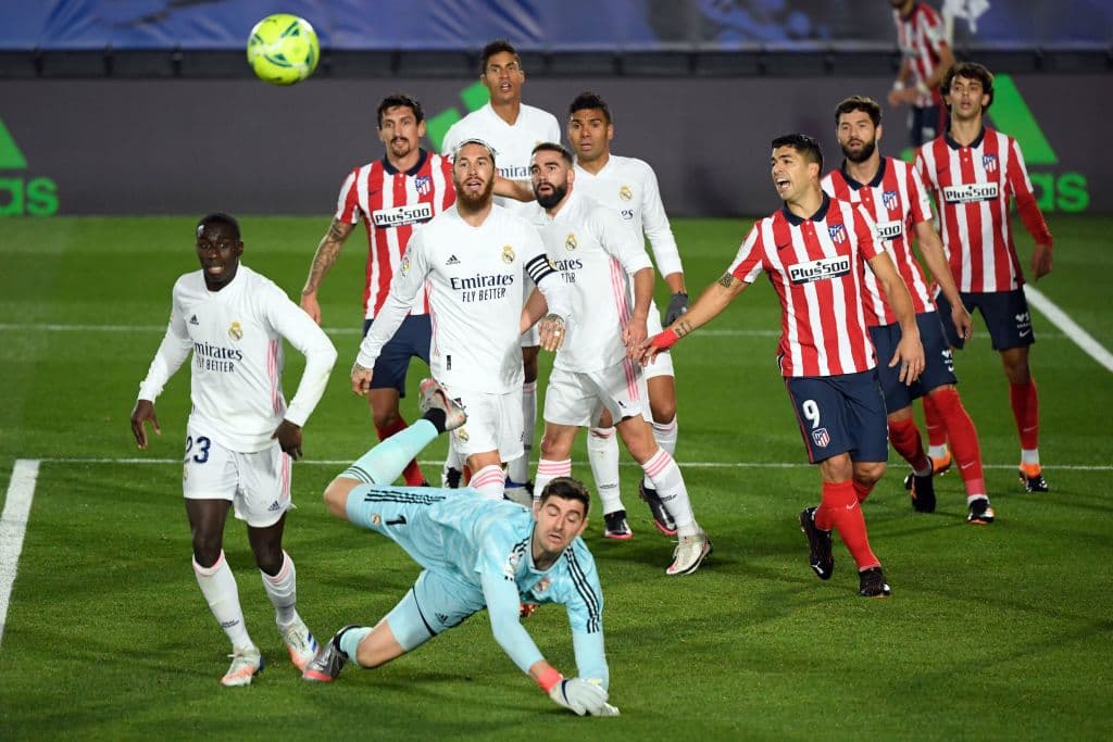 Casemiro (15’) abrió el marcador valiéndose de un descuido del mexicano. Jan Oblak (63’) empujó el balón al fondo de su propio arco luego de un venenoso disparo de Carvajal. Los del ‘Cholo’ cerraran la jornada en la cima de la competición española.
