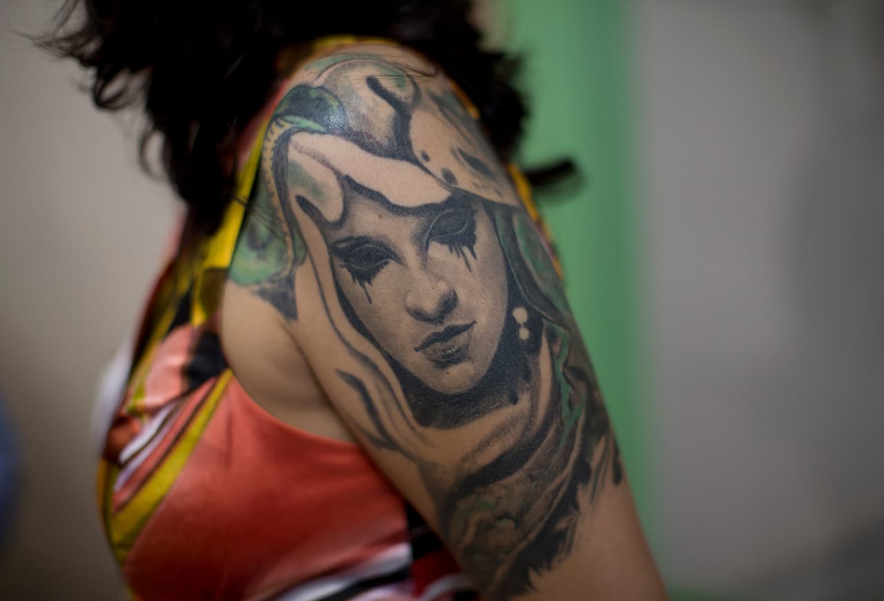 La reclusa Mayana Rosa Alves mientras se preparaba para competir en el concurso que ganó en 2017. "Todos están muy felices de estar con la familia. Me siento nerviosa y al mismo tiempo feliz", dijo entonces Alves, quien está cumpliendo una condena por robo.