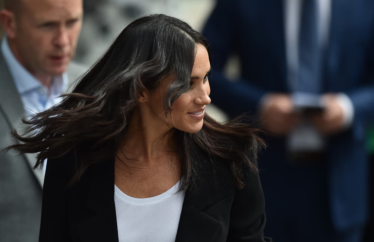 En esta ocasión, Meghan dejó el pelo suelto con ondas ligeras y no llevó aretes ni collar.