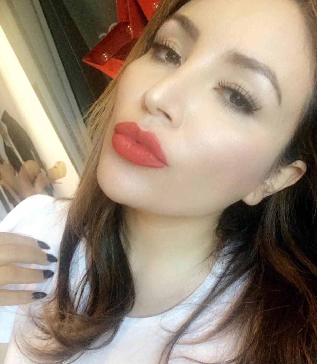 La Bronca sabe que colores van con sus labios.