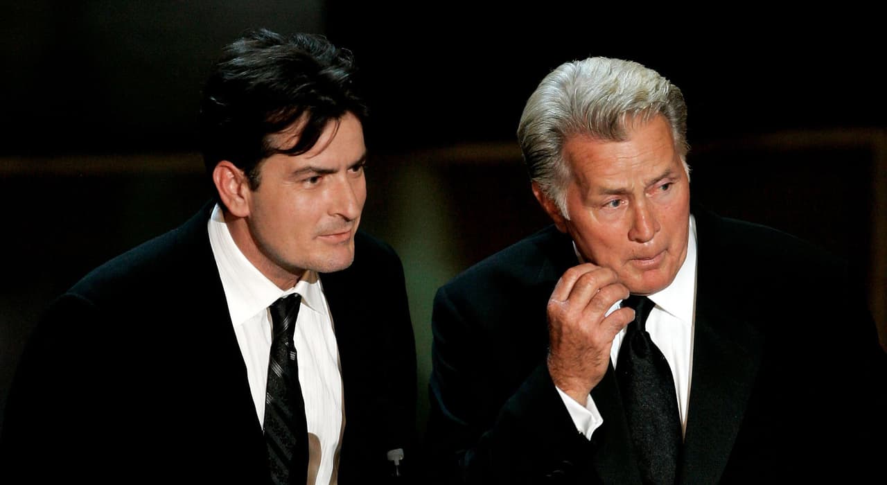 Martin Sheen alaba la 'valentía' de su hijo Charlie al confesar que es portador del VIH
