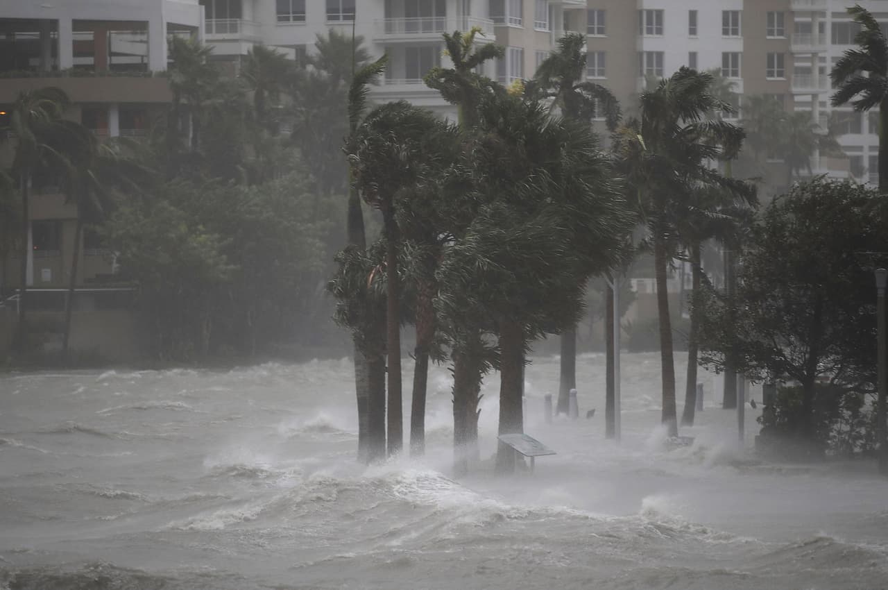 El agua se desborda del río Miami, en su camino hacia el downtown de la ciudad.