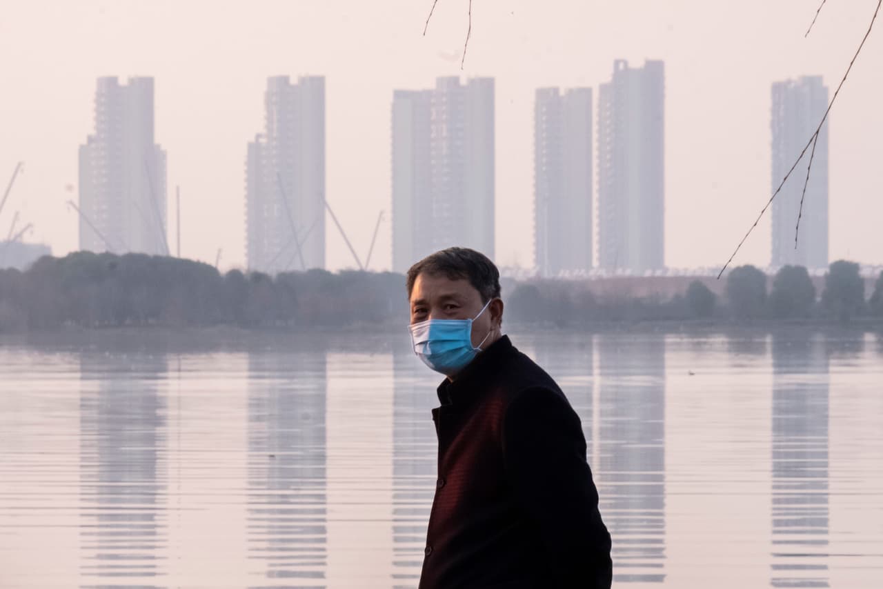 Un hombre porta una mascarilla en la ciudad de Wuhan, en la provincia de Hubei, en el centro de China, el jueves 30 de enero de 2020.