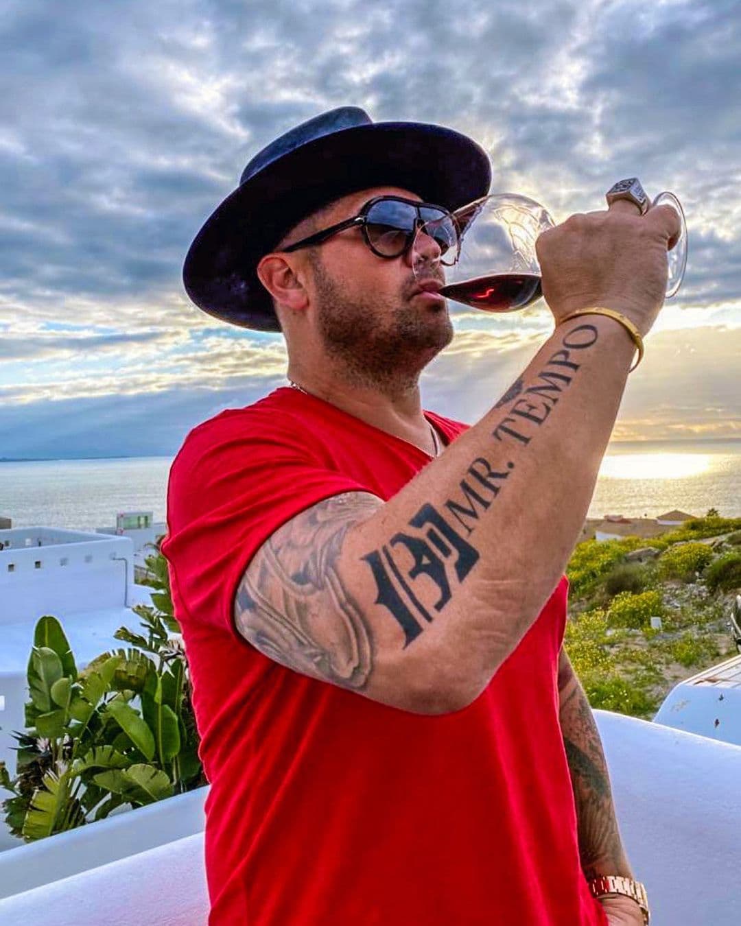 Además de la jardinería, también trabajó como lavaplatos y ayudante de mesero para aportar en el sostenimiento de sus seis hermanos.