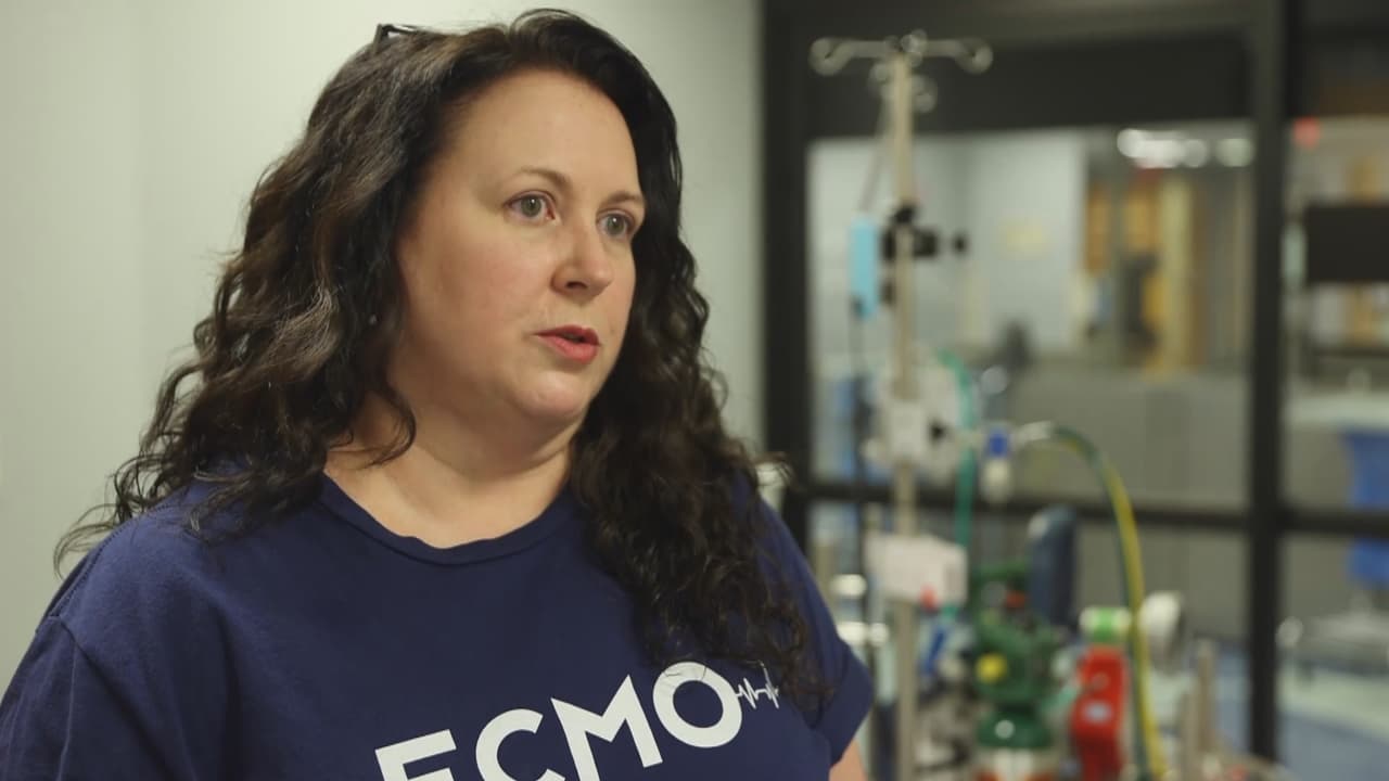 La enfermera Stacy Davis explica que, si un paciente no se somete a ECMO
<b>, su cuerpo no podría llevar oxígeno a los tejidos y no sobreviviría. </b>
<br>