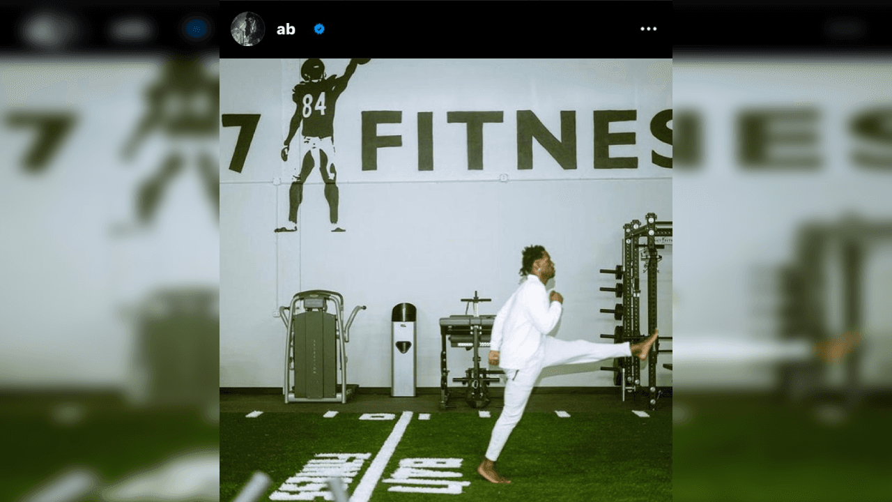 <b>84/7 FITNESS</b>
<br>Es el nombre de su gimnasio donde acostumbra a pasar gran parte del tiempo ejercitándose.