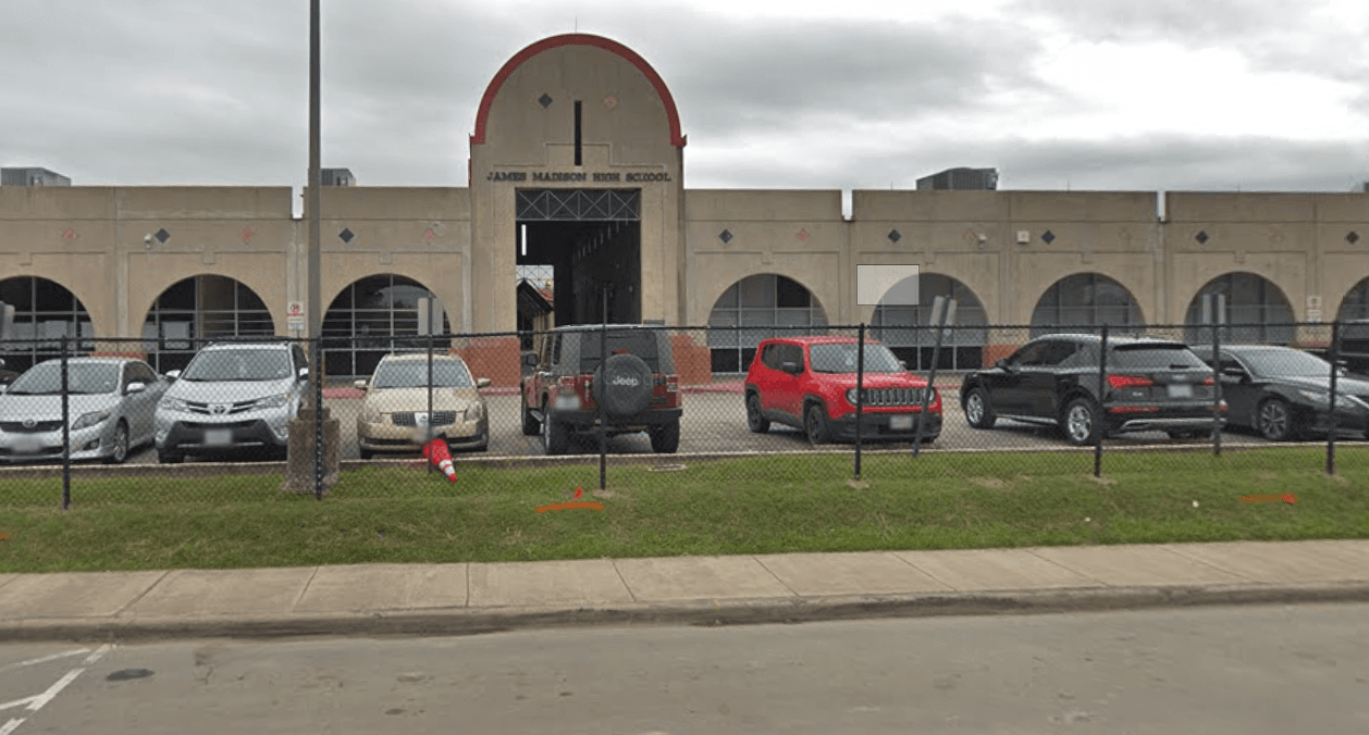 Ni en leggings ni en pijama: una escuela impone código de vestimenta a los padres que llevan a sus hijos