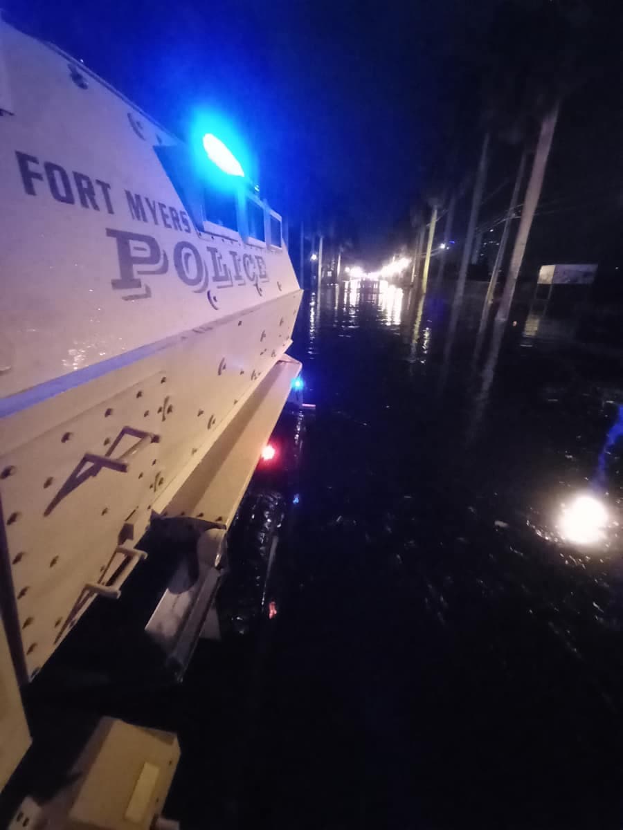 Los miembros de esta familia habían quedado varados, pero se logró su
<b>rescate con la utilización de este vehículo de emergencias</b>.