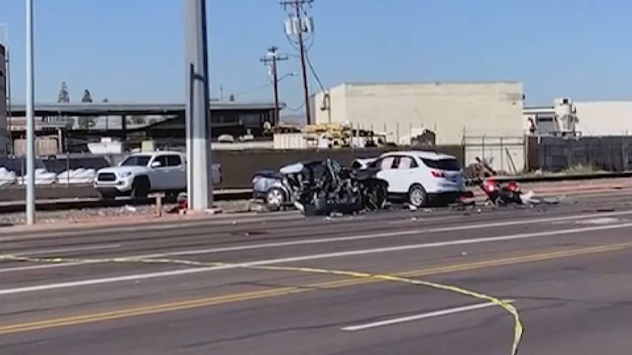 Choque múltiple cierra la intersección de Grand y Myrtle en Glendale