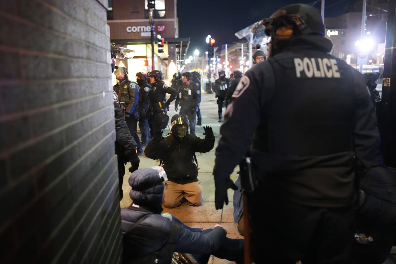 Agente de ICE es arrestado en Texas por disparar durante los operativos migratorias en Minneapolis