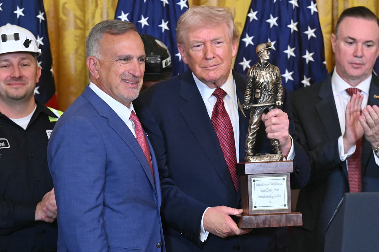 Trump firma orden ejecutiva para que el Departamento de Defensa compre electricidad de plantas de carbón