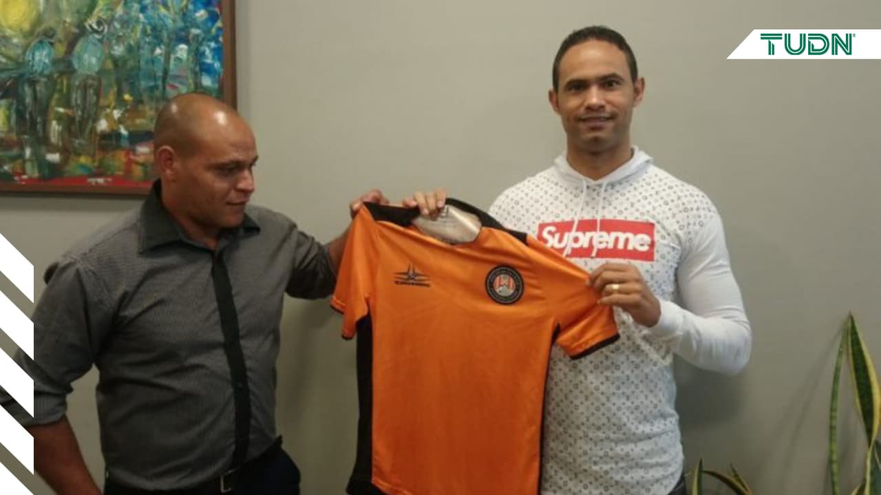 Regresó al fútbol arquero brasileño condenado por asesinato