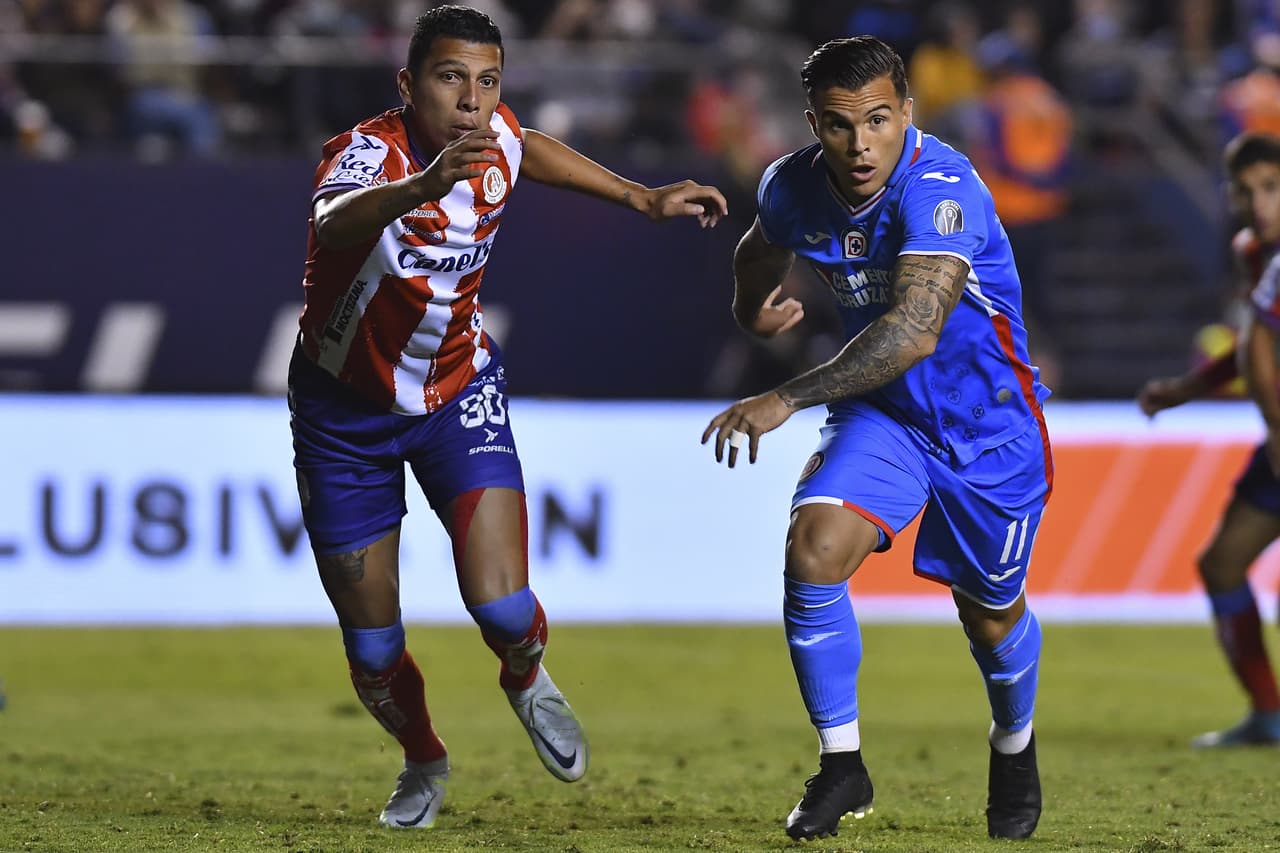 Sebastián Jurado se convirtió en héroe de un Cruz Azul que también vio como Santi Giménez y Alejandro Mayorga se fueron lesionados y ahora son grandes dudas para el fin de semana. San Luis se cansó de fallar.
