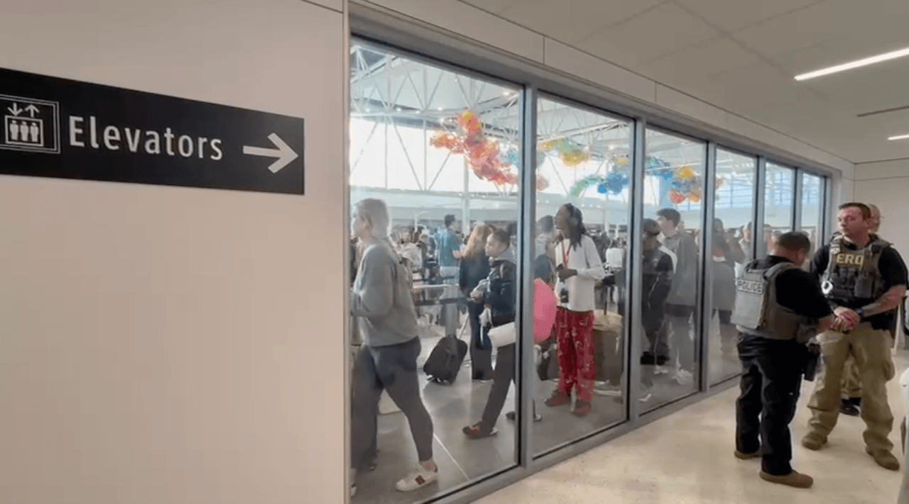 En el Aeropuerto Hobby de Houston la operación transcurrió con mayor normalidad, con agentes de
<b> ICE visibles, caminando por las terminales y con el rostro descubierto, sin que se observara una interferencia directa con el trabajo de la TSA.</b>