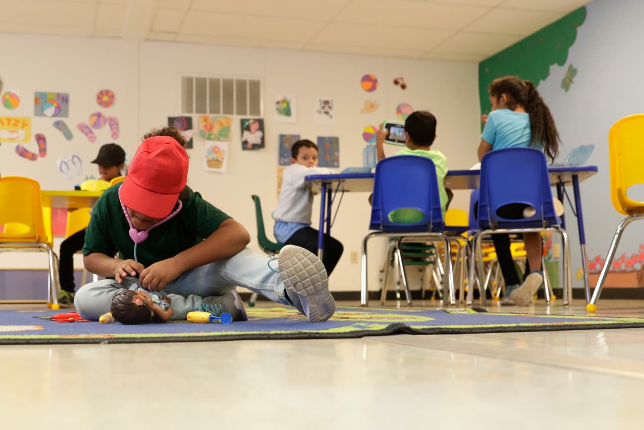 Niños inmigrantes en un área del South Texas Family Residential Center de ICE en Dilley, Texas.