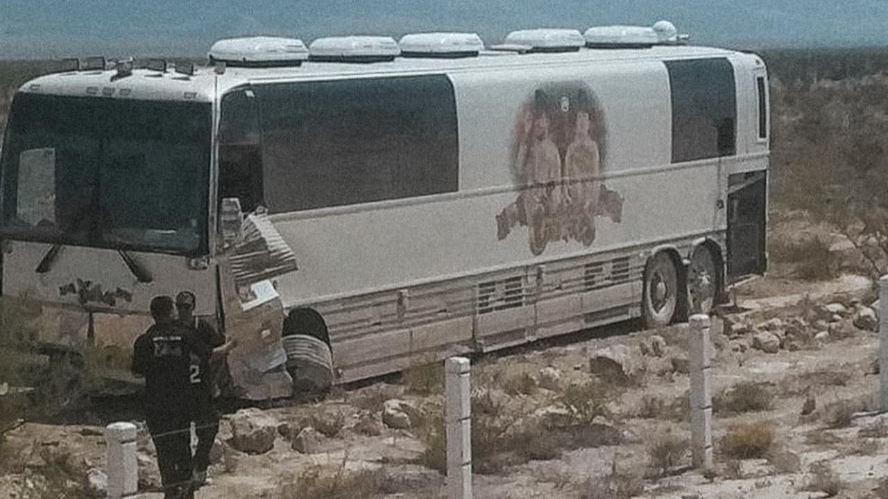 Así quedó el autobús de Los Dos Carnales tras el fuerte accidente que sufrieron en una carretera mexicana.
