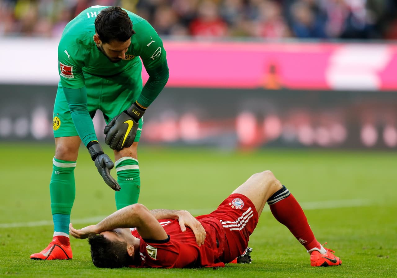 En la primera llegada del partido Robert Lewandowski estuvo cerca de anotar, pero chocó con un defensa del Dortmund. El juez no vio penal y el juego continúo.