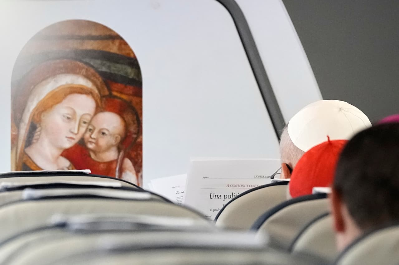 El papa León XIV lee el periódico L'Osservatore Romano a bordo de un Airbus A320neo de ITA Airways durante su vuelo de Roma a Madrid.