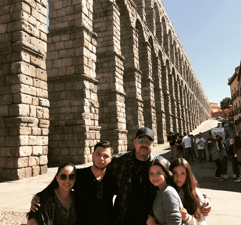 Pepe Aguilar anda de vacaciones con toda su familia en España.