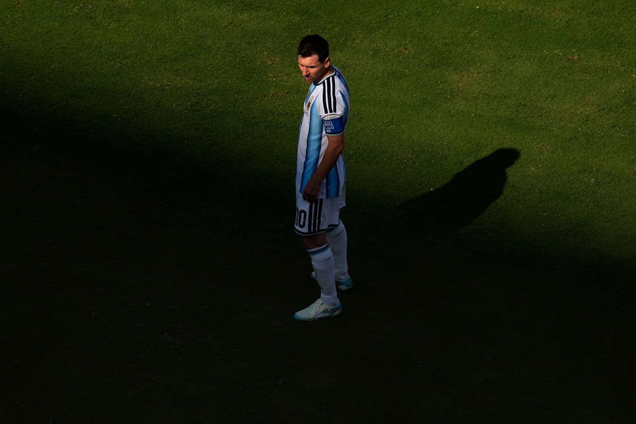Messi observa el campo con cierta preocupación.