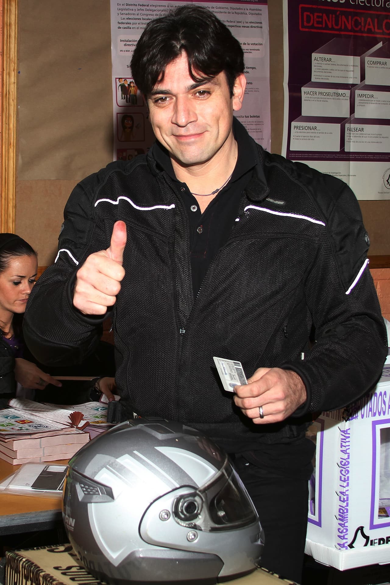 Pero la moda no sólo era para las actrices, los hombres también demostraban estar en la tendencia. Por eso vimos a Jorge Salinas con chamarra de cuero y playera.