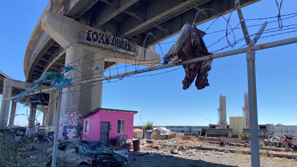 Desalojan enorme campamento de desamparados en Oakland donde el lunes pasado se suscitó un incendio